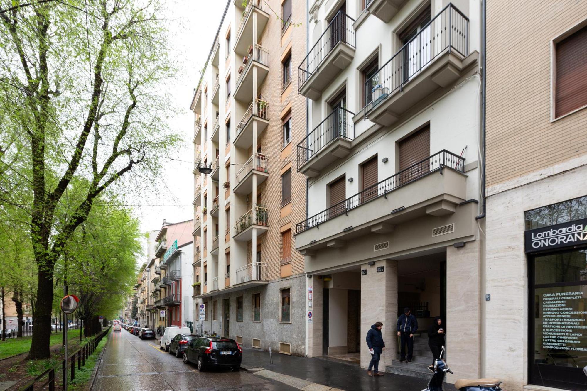 Mac Mahon - Colorful With Balcony! * Milaan